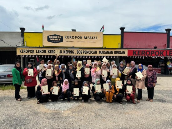  Shopee Live Memungkinkan Penjual Keropok Lekor dari Terengganu Memiliki Rumah