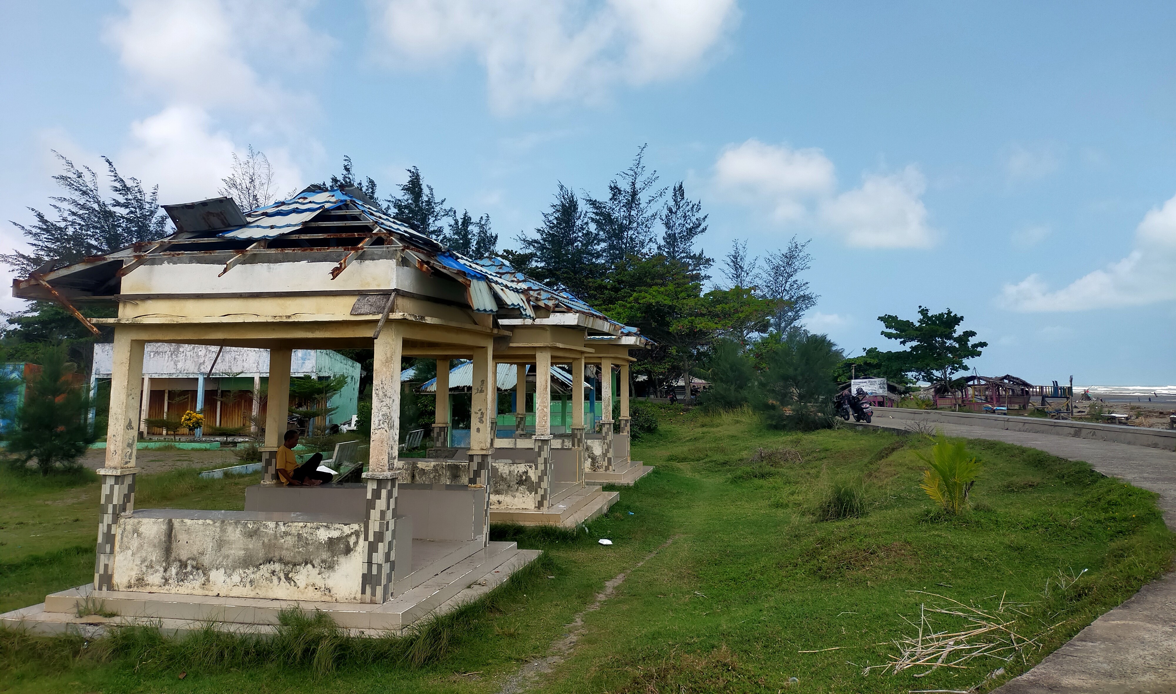 Gazebo Pantai Pasar Bawah BS Banyak Rusak, Pengunjung Pantai Diingatkan Kadispar