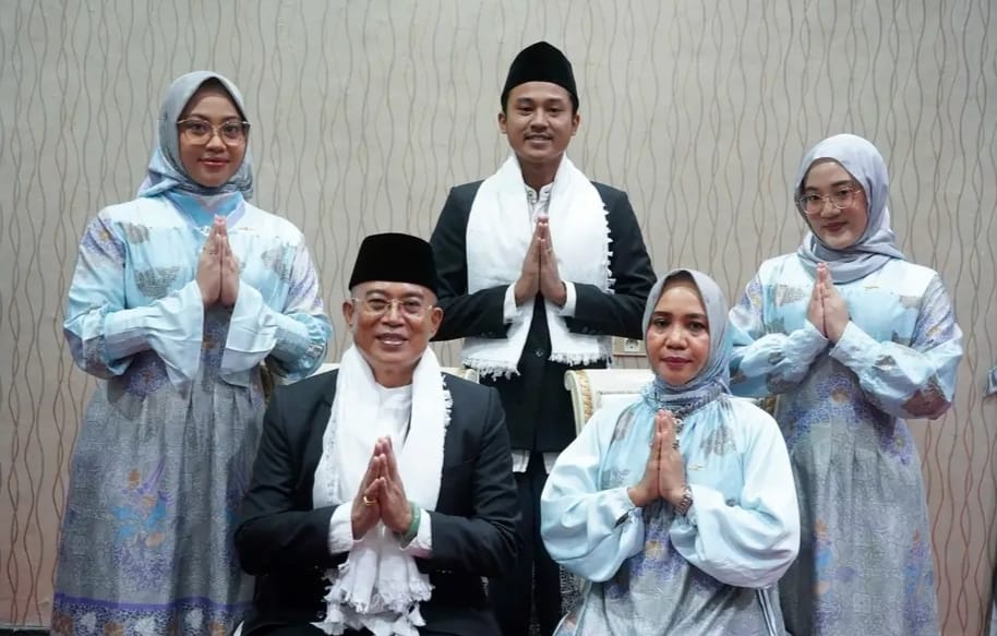 Bupati Gusnan Beserta Keluarga Mengucapkan Selamat Hari Raya Idul Fitri Momen