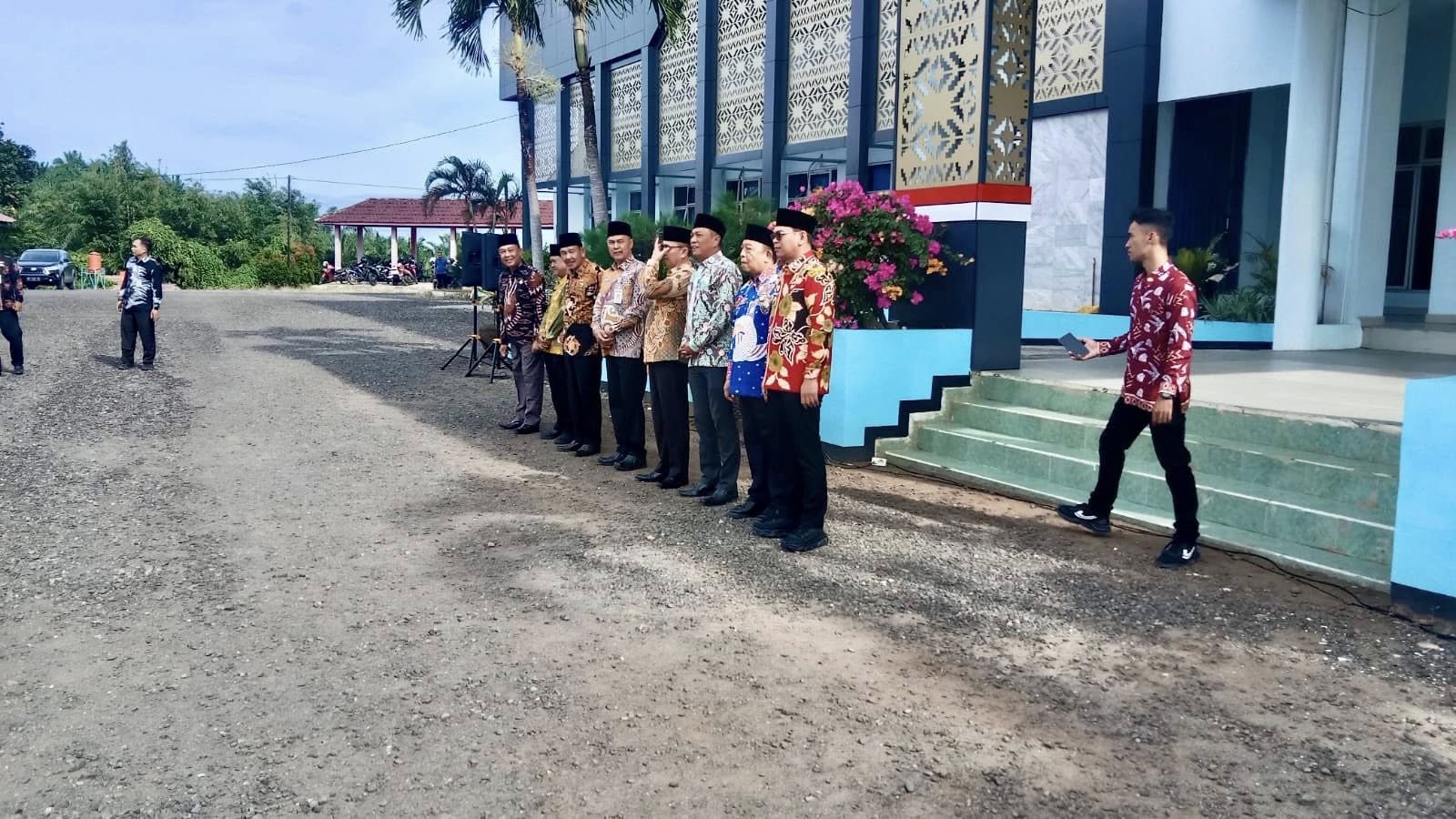  Bupati Seluma Ajak ASN Perkuat Kebersamaan pada Apel Akbar dan Halal Bihalal