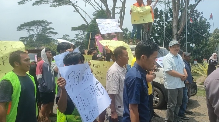 Kontraktor Demo, Bupati Seluma Malah Dinas Luar, Utang Dicicil Rp 7,2 Miliar
