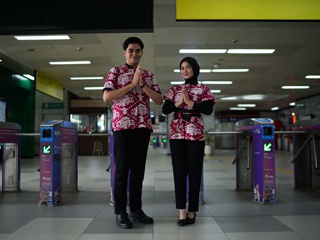  Peringati Hari Batik, Petugas di Stasiun LRT Jabodebek Berbusana Batik
