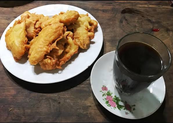 Benarkah Ngopi Sambil Makan Goreng Pisang Saat Hujan Hilangkan Stres? Ini Faktanya!