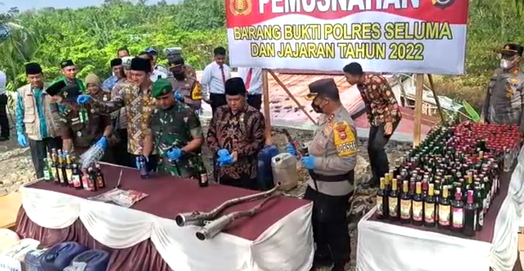 Ratusan Botol Miras Dihancurkan Polres Seluma