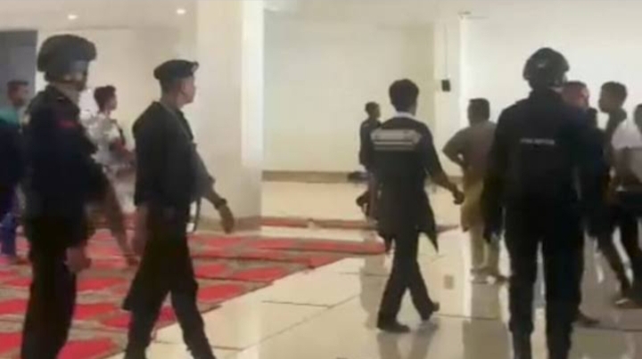 Kapolda Sumbar Bantah Brimob Bersepatu di Dalam Tempat Salat.. 