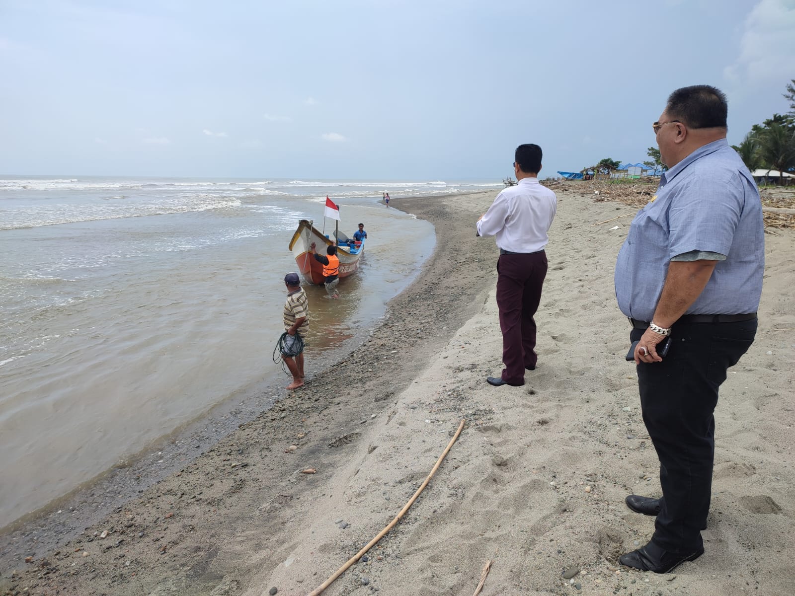   Pintu Masuk Muara Pantai Pasar Bawah Dangkal, Parahu Sulit Keluar