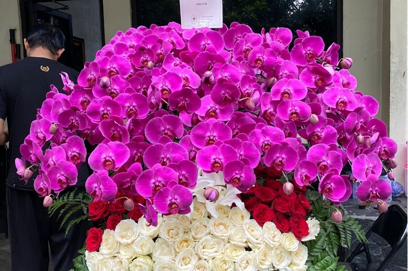  Wapres Gibran Kirim Bunga Anggrek Ungu Berpadu Mawar Merah-Putih, Ultah Megawati  Ke-79