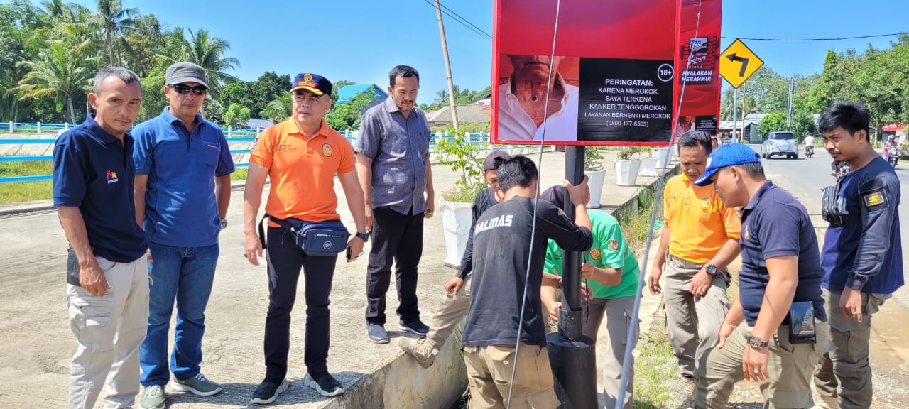  Satpol-PP Bongkar Paksa Papan Reklame Ilegal