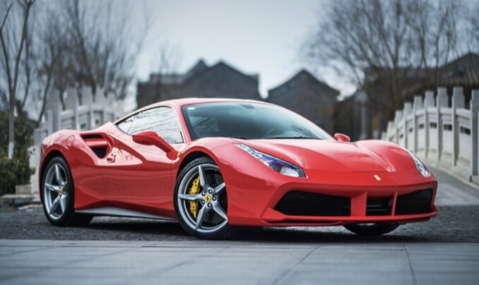Ferrari Mobil Sport Balap Buatan Pabrikan Otomotif Italia dengan Teknologi Canggih yang Memukai dan Populer 