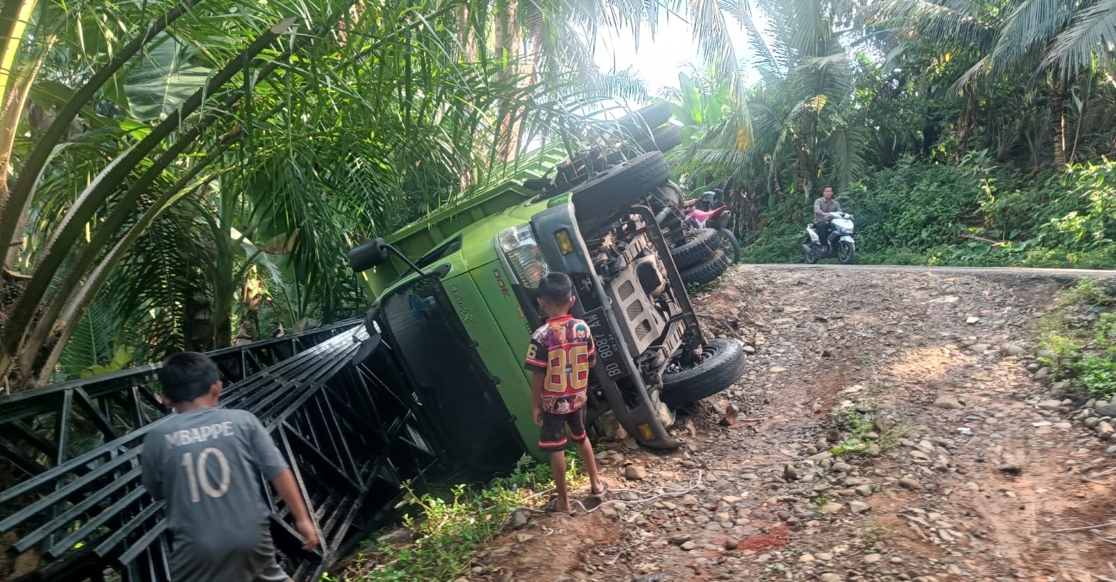 Truk Bawa Material KDMP Terguling di Desa Pandan Seluma