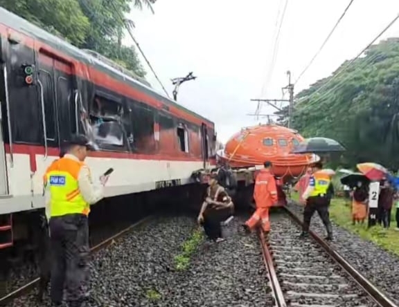 Sementara, KA Bandara Soetta Disetop! Imbas Kecelakaan dengan Truk