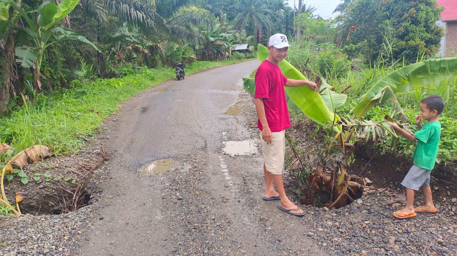 Jalan Provinsi Padang Cekur–Tanah Abang Terancam Putus, Warga Minta Perbaikan Segera