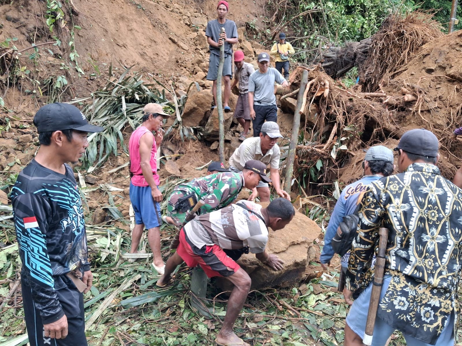  Longsor Tutup Akses Jalan di Desa Talang Durian Seluma, TNI/Polri dan Warga  Lakukan Gotong Royong