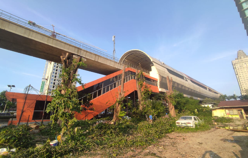 KAI Lakukan Pemangkasan Pepohonan Secara Berkala di Sepanjang Jalur LRT Jabodebek, Menjaga Keamanan Perjalanan