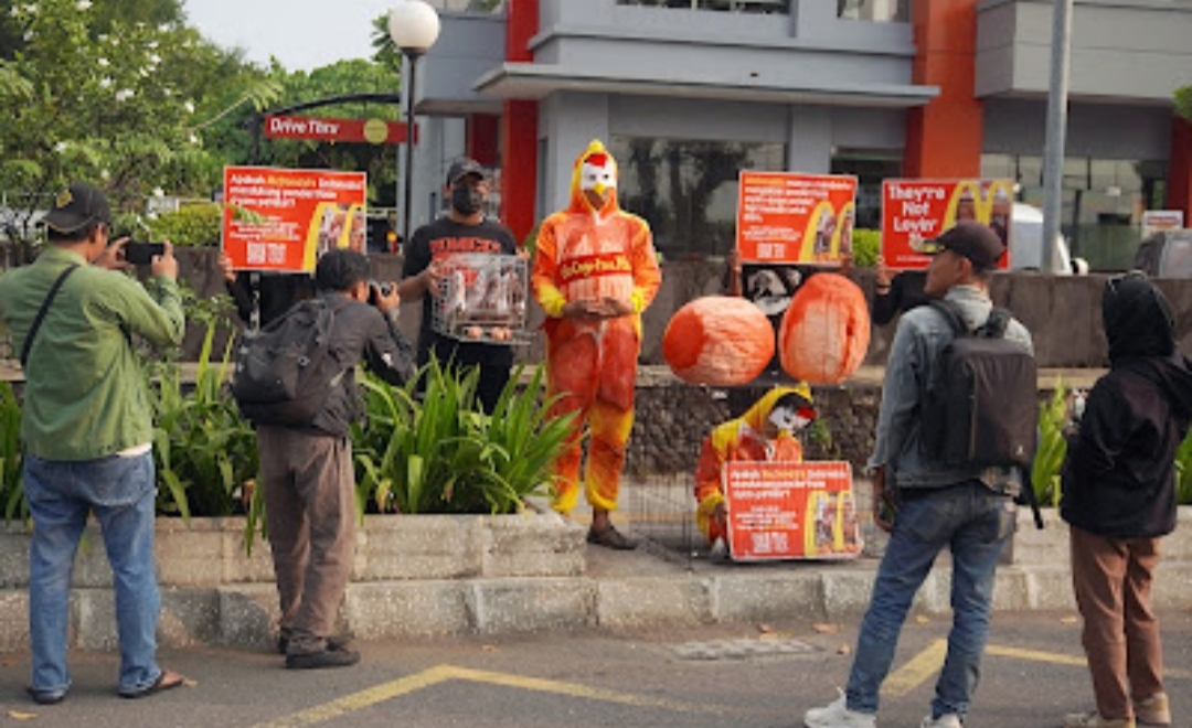 Tak Kunjung Terbitkan Komitmen Bebas Sangkar, Animal Friends Jogja Hadiahi McDonald’s Telur Penuh Darah