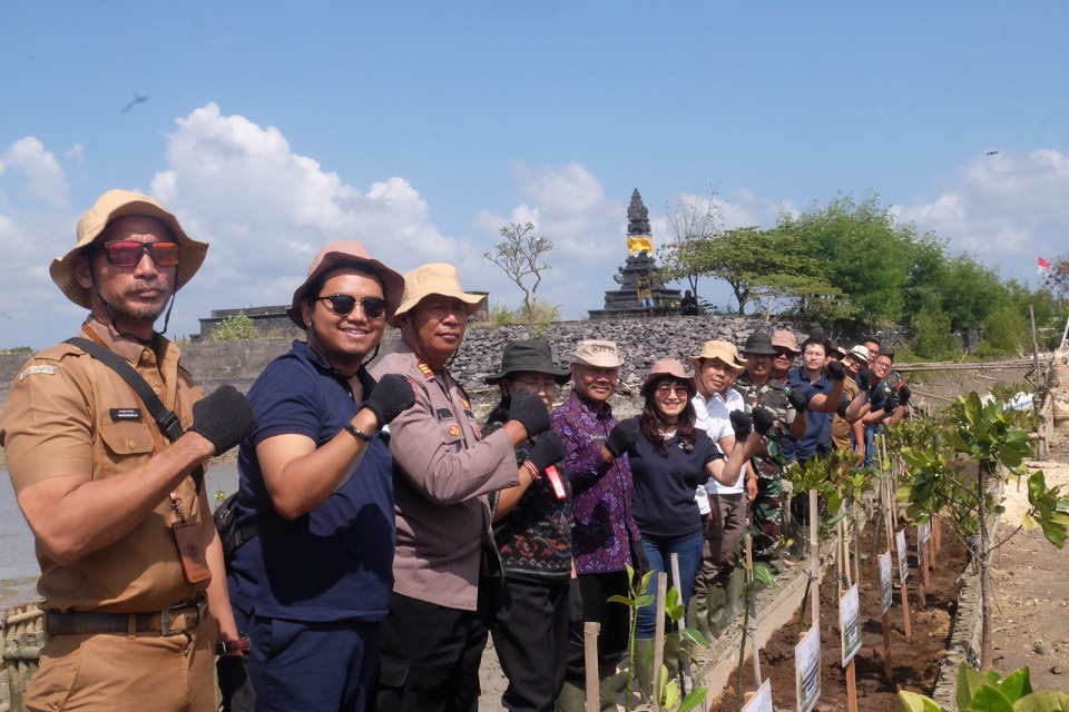 Peduli Lingkungan! FIFGRUOP Tanam Mangrove di Tanjung beno Bali