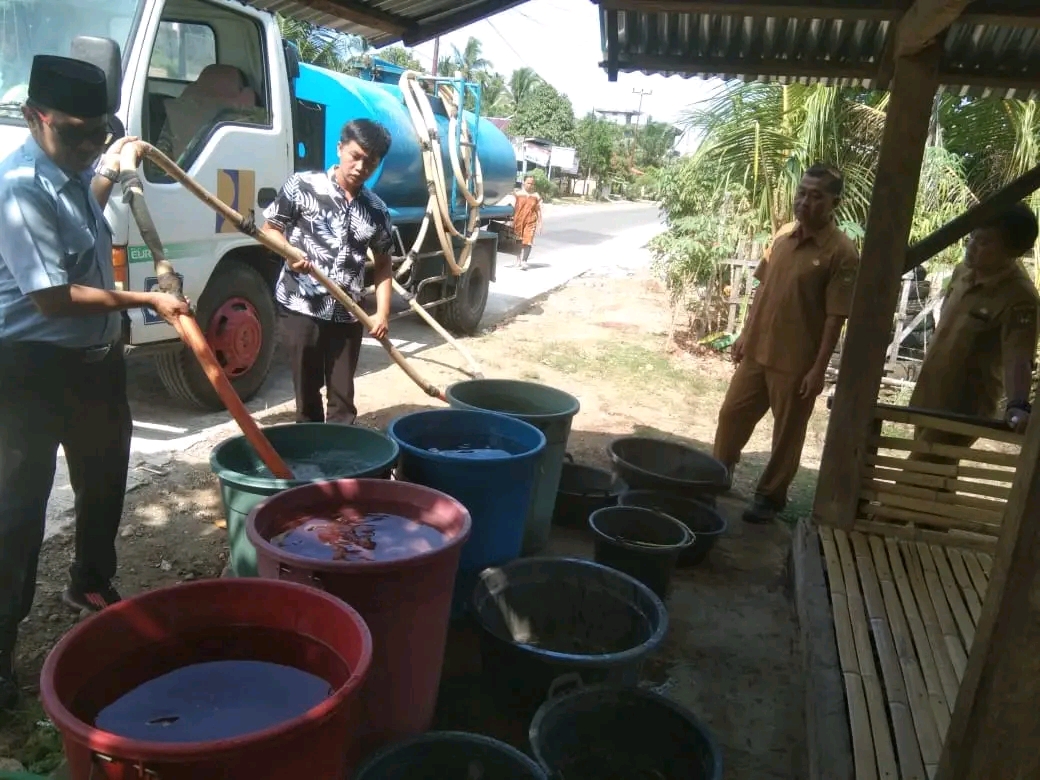 Dandim 0408 BS/K Bagikan Air Bersih ke Warga Desa Kembang Ayun