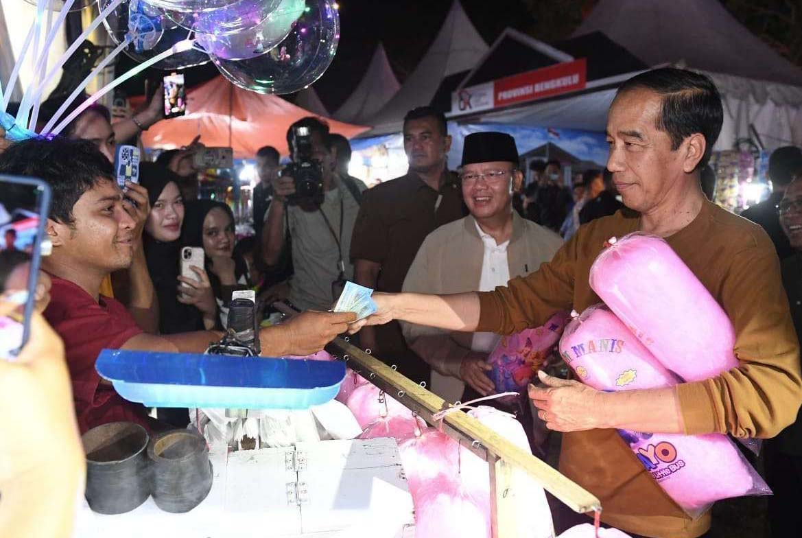 Nyesal Tak ke Tabot Tadi Malam. Ternyata Presiden Jokowi Datang Nonton