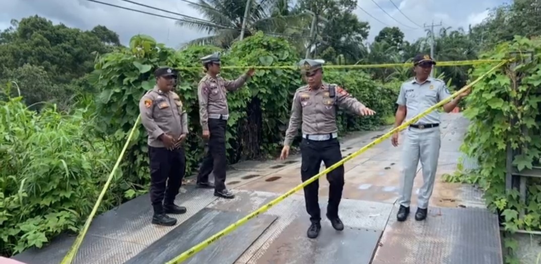 Rusak dan Bahayakan Pengendara,  Satlantas Polres Seluma Tutup Jembatan Sendawar Seluma