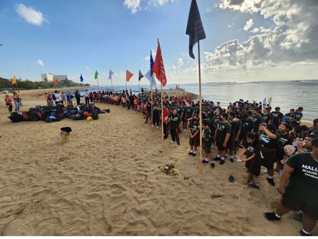 1.000 Siswa Bersihkan Pesisir di Ajang AstraPay Sanur Festival 