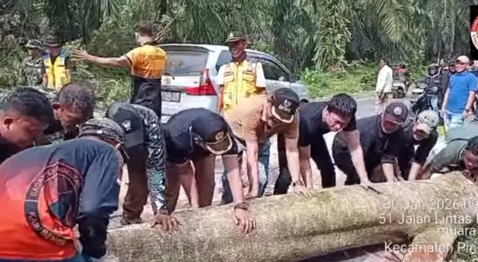 Wabup BS Yevri, Motori Warga Bersihkan Lingkungan