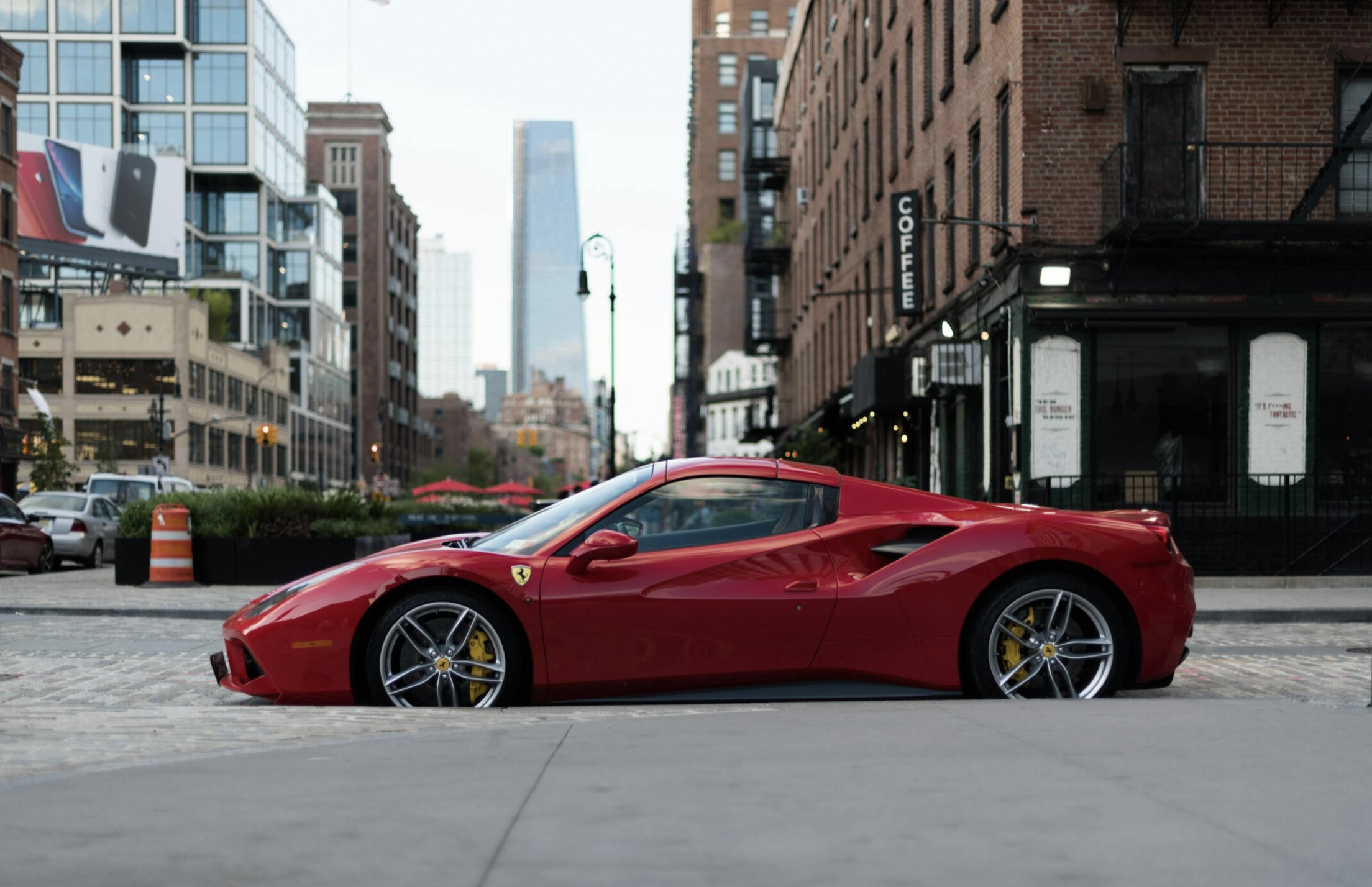 Mobil Ferrari Sport, Mobil Mewah Desain Lebih Kecil Atap Bisa Terbuka Secara Otomatis Hanya Terdapat 2 Kursi