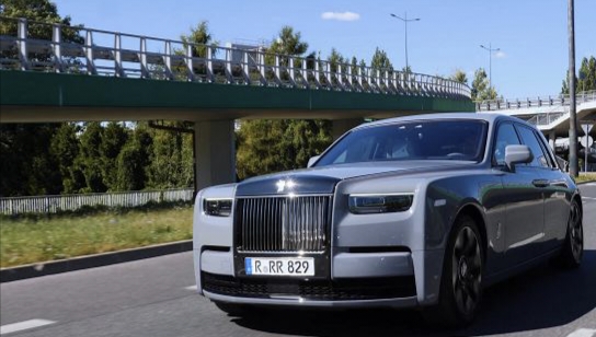 Rolls-Royce Phantom Mobil Super Sport Mewah Teknologi Canggih dan Fitur Hibrida Puncak Kemewahan Memukau