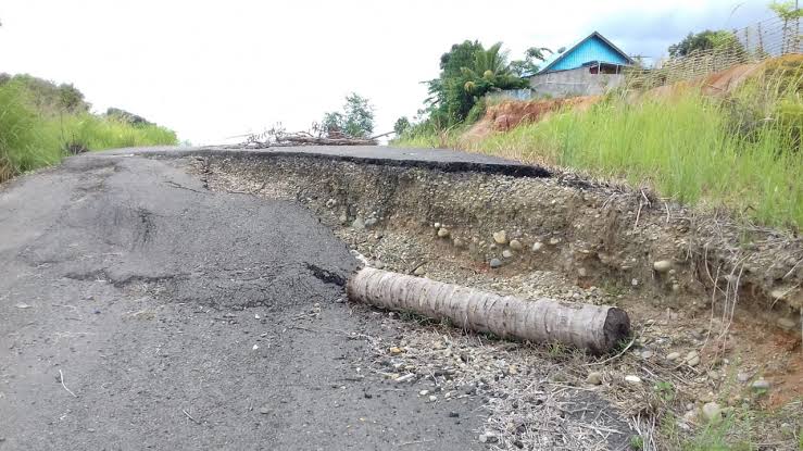 Belum Ada Tanda Diperbaiki, Jalan Alternatif Napal -Tais Tetap Rusak Parah