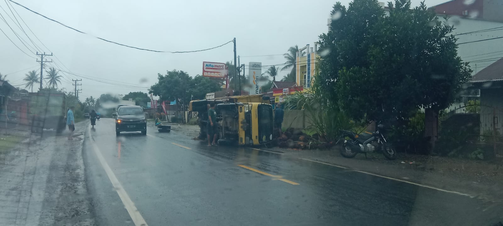  Truk Bawa TBS, Terbalik di Sukaraja Seluma