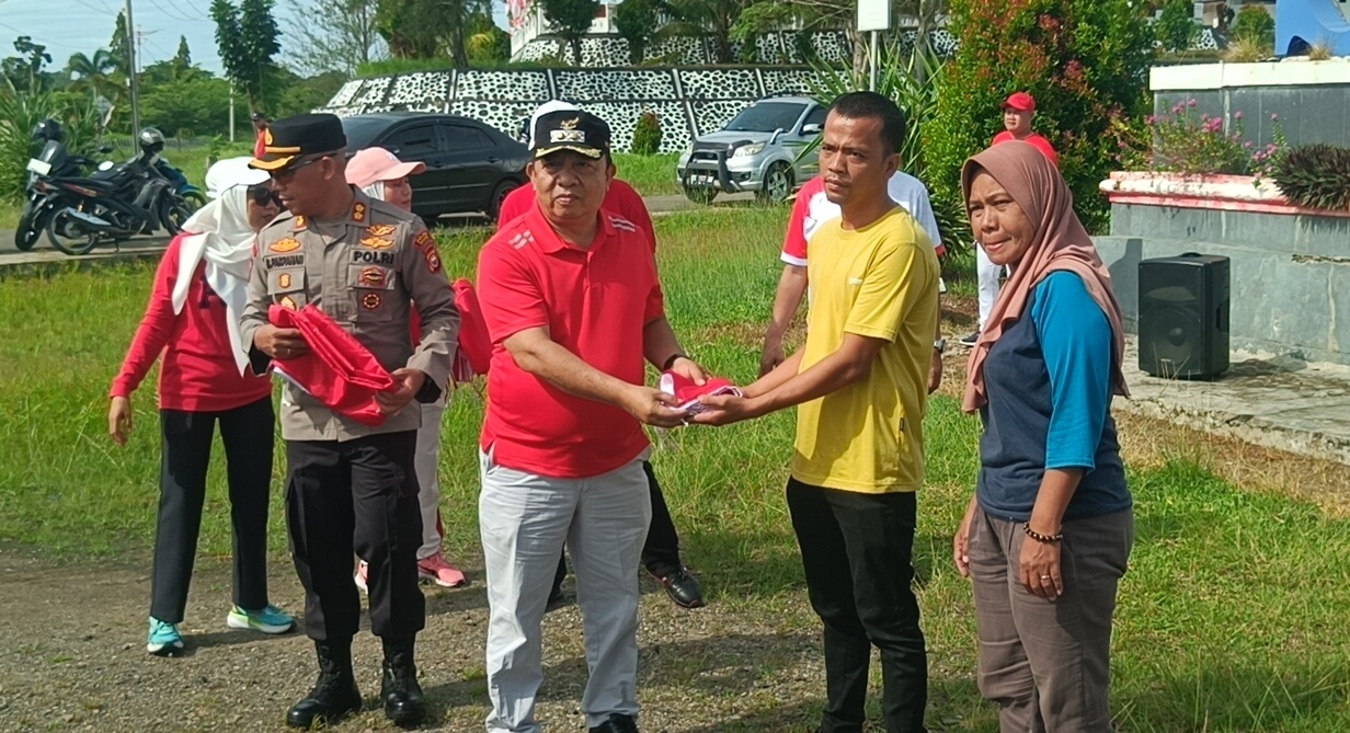    Wabup Seluma dan Kapolres Seluma, Bagikan Bendera Gratis ke Warga