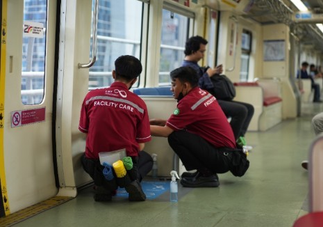 981 Petugas Kebersihan KAI Jaga Kualitas Layanan Keamanan dan Kebersihan LRT Jabodebek