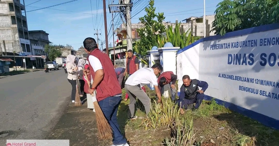 Dalam Rangka HKSN, Dinsos BS Bantu Disabilitas Makanan dan Pakaian 