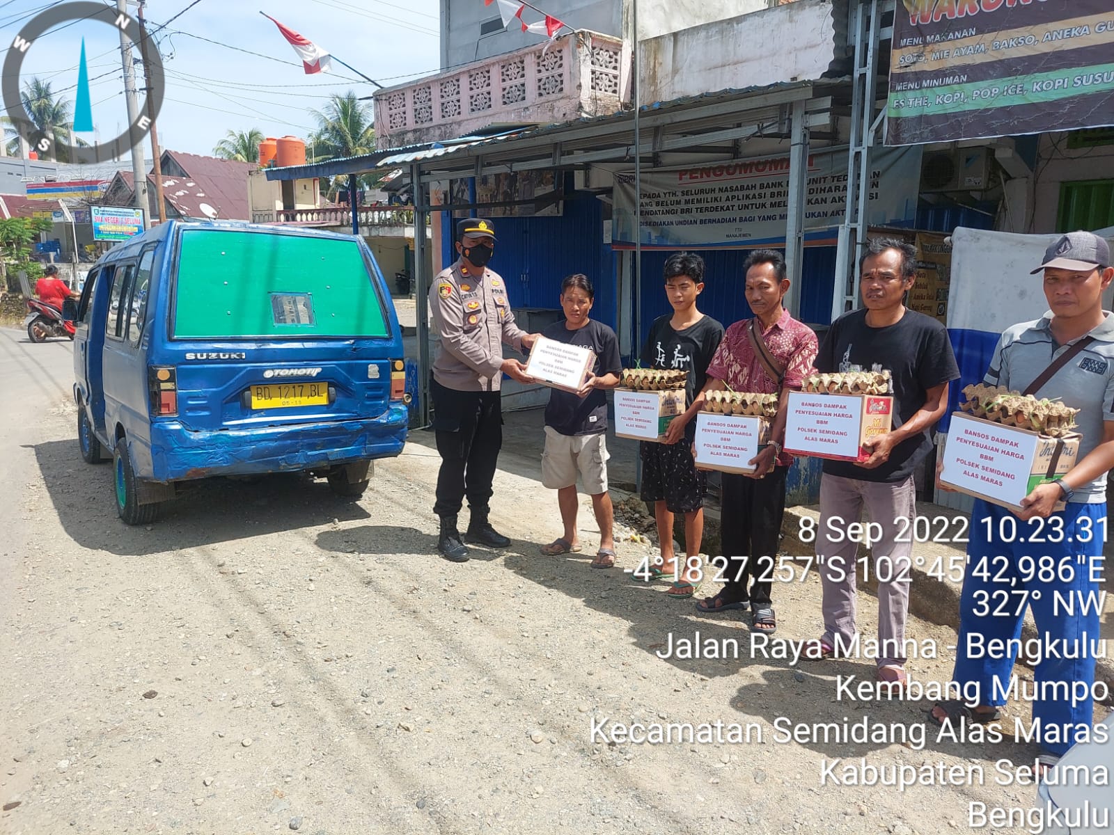  Puluhan Paket Sembako Dibagikan Polsek SAM   