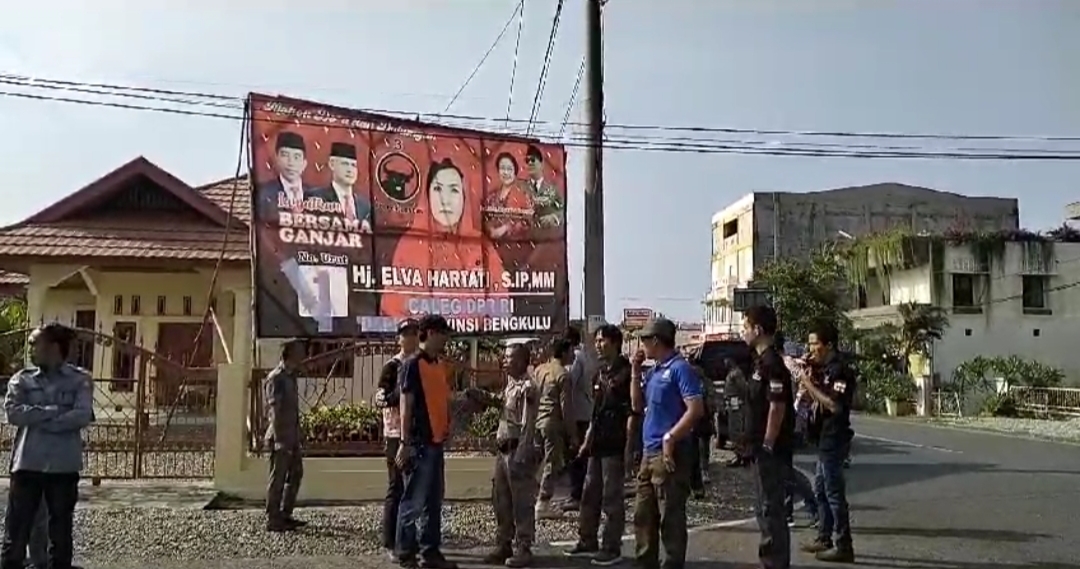 Tertibkan APK dan APS Peserta Pemilu, Satpol PP Bengkulu Selatan Terlibat