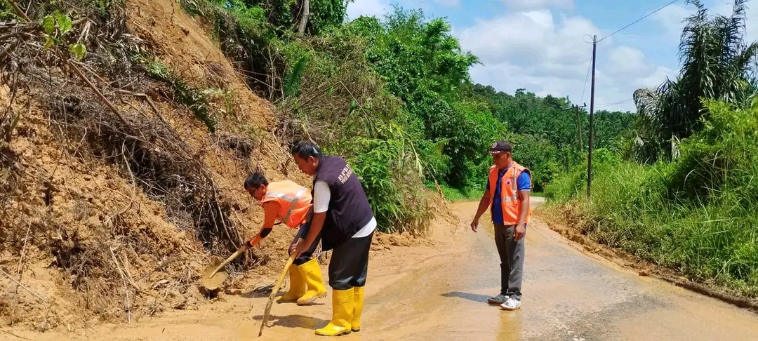 Jalan Lintas Manna-Pagar Alam Longsor di Desa Bandar Agung