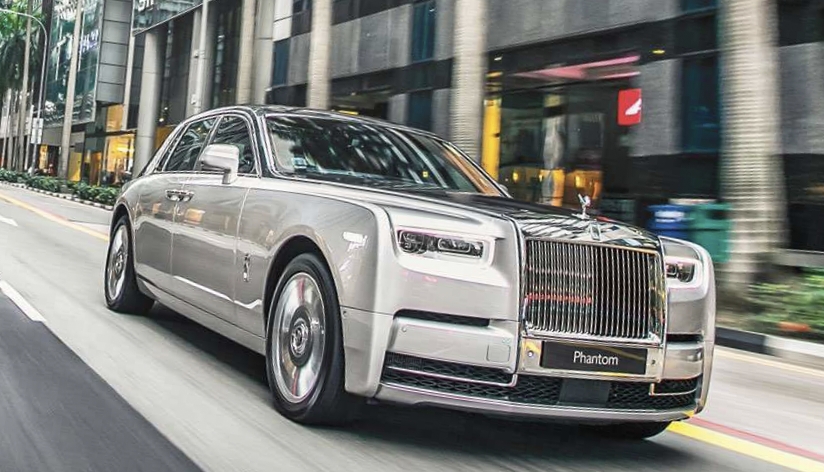 Rolls-Royce Phantom VIII,  Magic Carpet Mobil Super Cepat dengan Teknologi Canggih Fitur Hibrida Terbaru