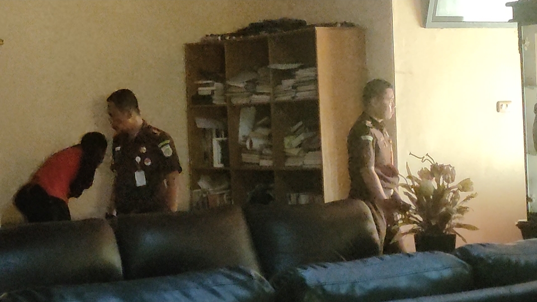  Rumah Mantan Bupati Seluma di Perkembangan Seluma Digeledah, 1 Koper Berkas di Kamar Murman  Disita Jaksa