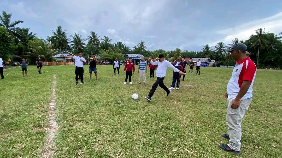 Turnamen Bola Kaki Karang Taruna Bungau Bengkulu Selatan Dibuka Wabup