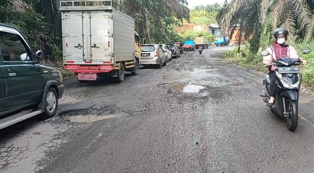 Sudah Digali, Jalan Nasional Ini Dibiarkan, Makin Parah