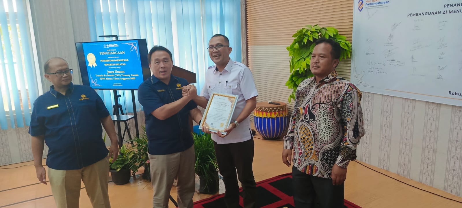 Juara Umum Treasury Award KPPN, Pemdakab BS Terima Penghargaan