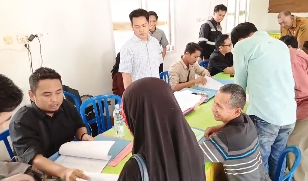  Ratusan Masyarakat di Kota  Manna Bengkulu Selatan Sumringah, Terima  Kompensasi PT PLN