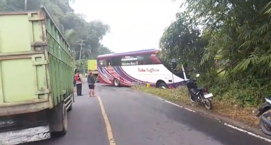 Banting Stir, Sopir Bus Putra Raflesia Selamatkan Puluhan Penumpang