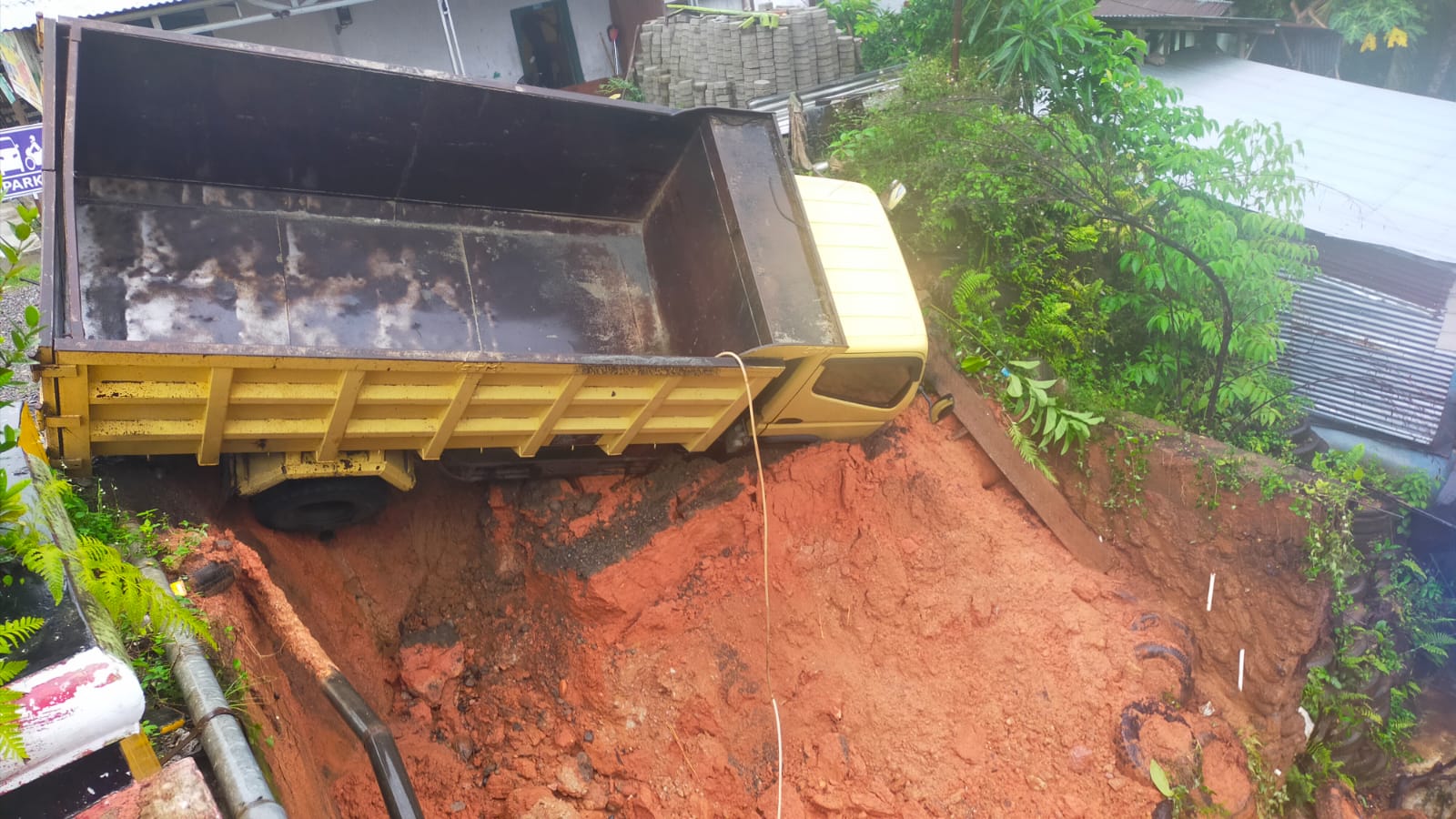 Nyaris Jatuh Dam Truck Berhasil Dievakuasi
