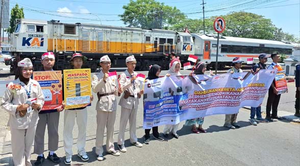   KAI Cirebon Wujudkan Jiwa Patriotisme melalui Sosialisasi Keselamatan di Perlintasan Sebidang