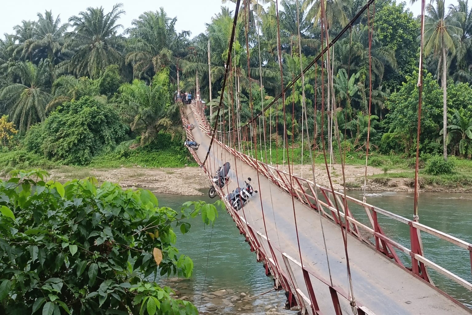   Jembatan Gantung Bandung Agung–Gelombang Seluma Nyaris Putus, Empat Petani Luka-luka! Padahal Baru Direhap