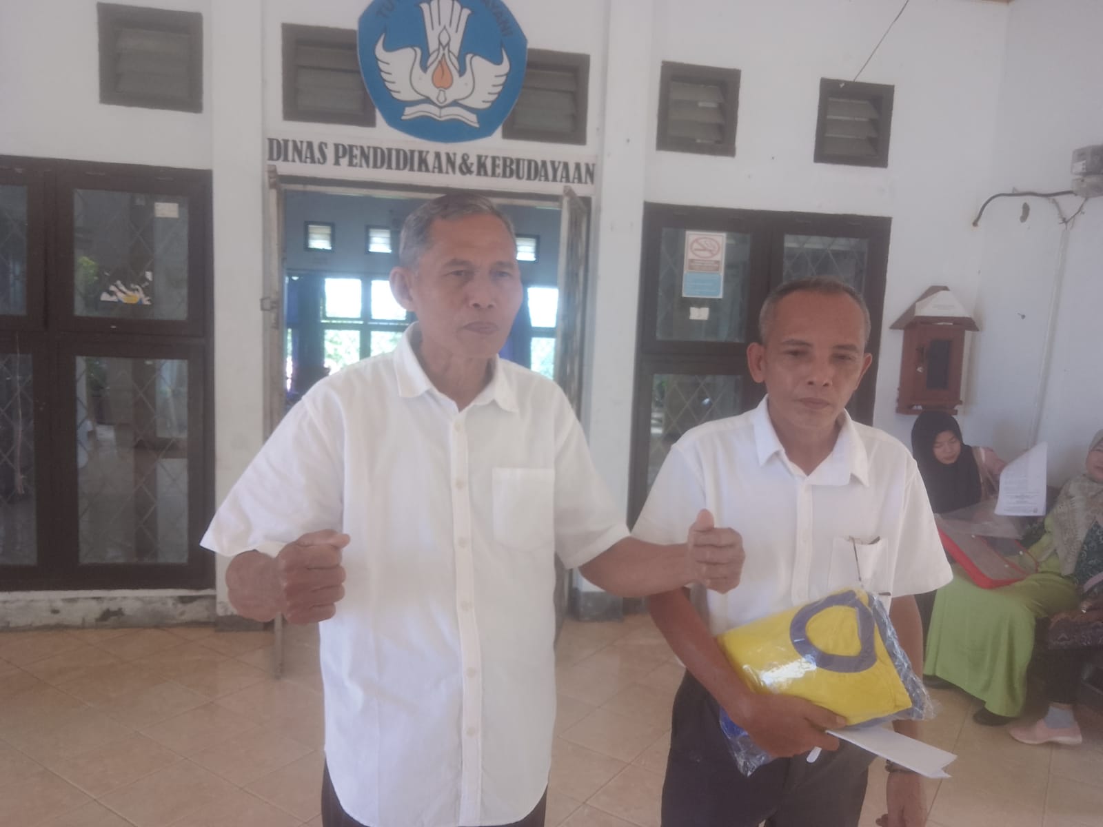 87 Wali Murid SMPN 02 Kembalikan Baju Seragam Bertuliskan “Seluma Emas Berlian”, Baliho Berjalan?