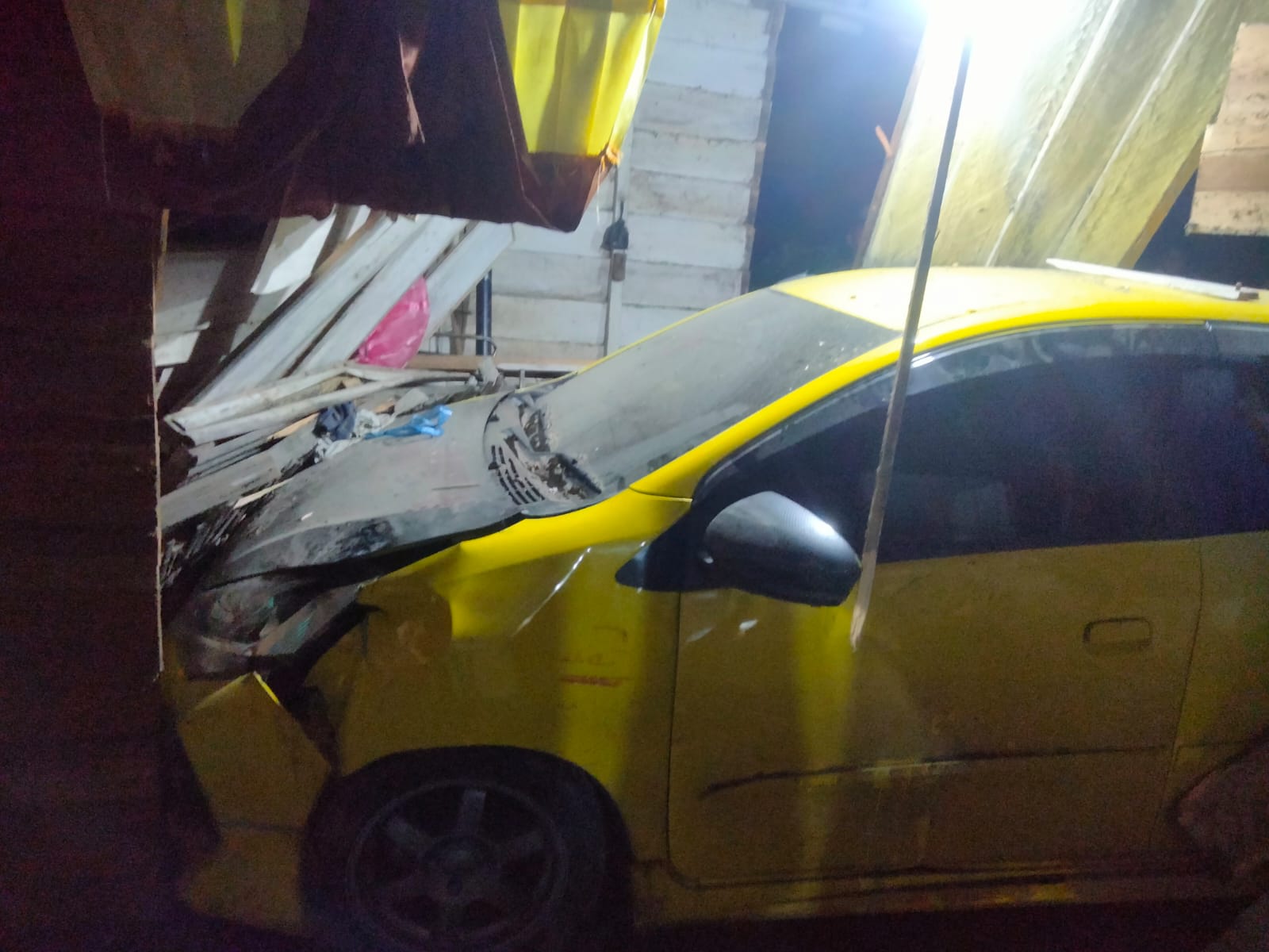 Hilang Kendali, Toyota Agya Hantam Rumah Warga Talang Sali