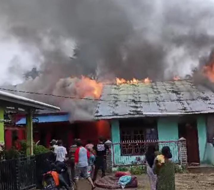   Jarak Tempuh yang Jauh, Sulitkan Damkar Padamkan Rumah Warga Kedurang yang Terbakar