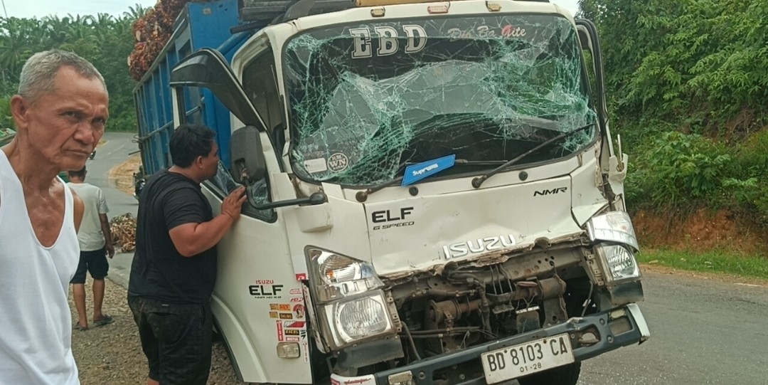 Akibat Jalan Berlubang, Dua Truk Sawit Tabrakan di Seluma, Sopir Sempat Terjepit