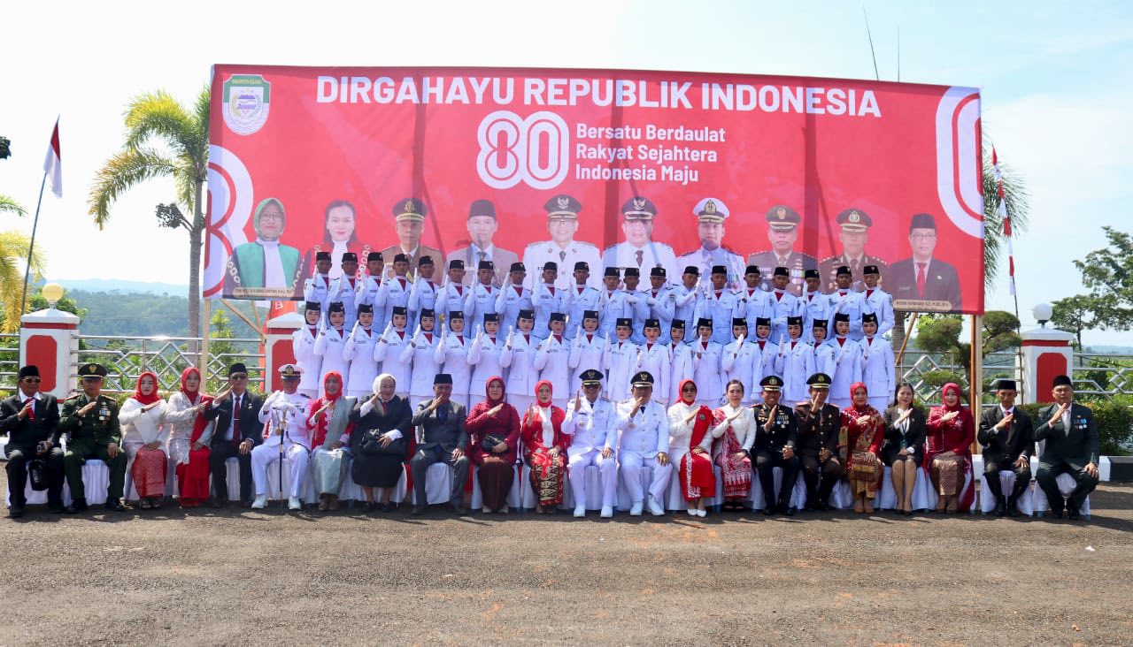   Bupati Seluma Serahkan Ambulance Bantuan Gubernur ke Desa, Saat Upacara HUT RI ke-80